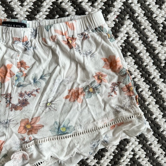 Kendall & Kylie Floral Flowy Shorts - Picture 2 of 4